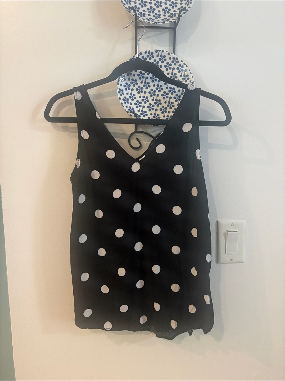 OLD NAVY BLACK AND WHITE POLKA DOT SLEEVELESS BLOUSE